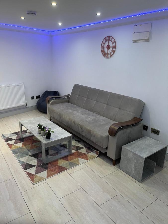 Cosy Serviced 1 Bedroom In * London