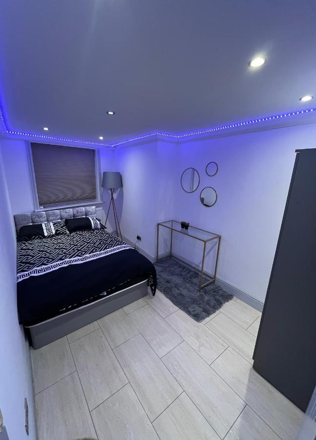 Cosy Serviced 1 Bedroom In Apartment *