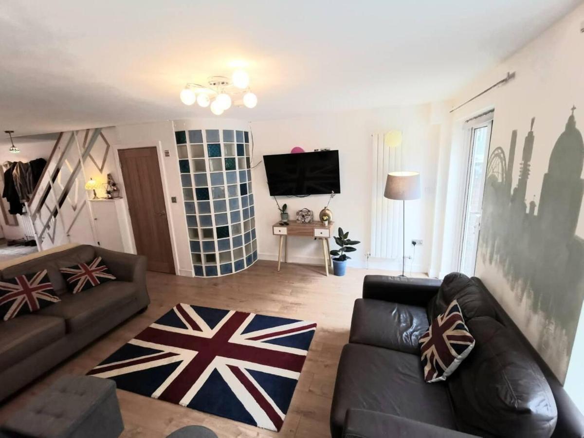 Free Parking - 4 Bed - 3 Bath - Sofa Bed - Digital Lock Entry Vakantiehuis *