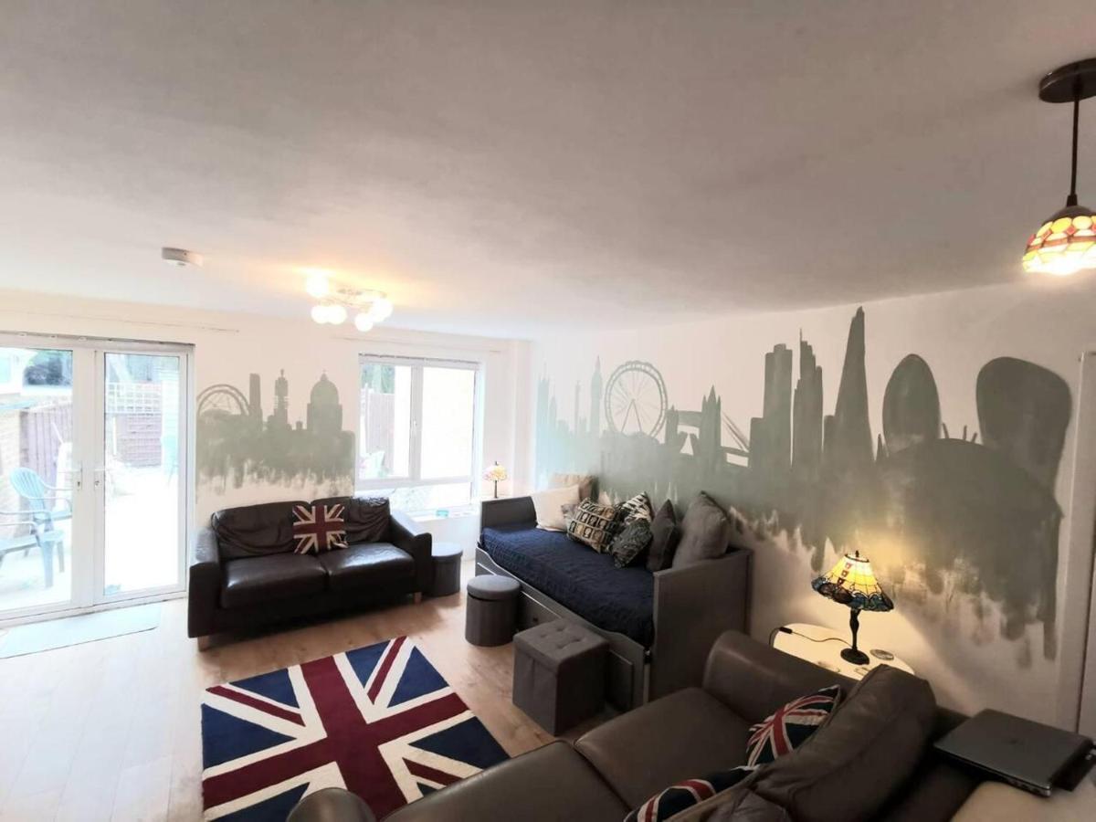 Vakantiehuis Free Parking - 4 Bed - 3 Bath - Sofa Bed - Digital Lock Entry *