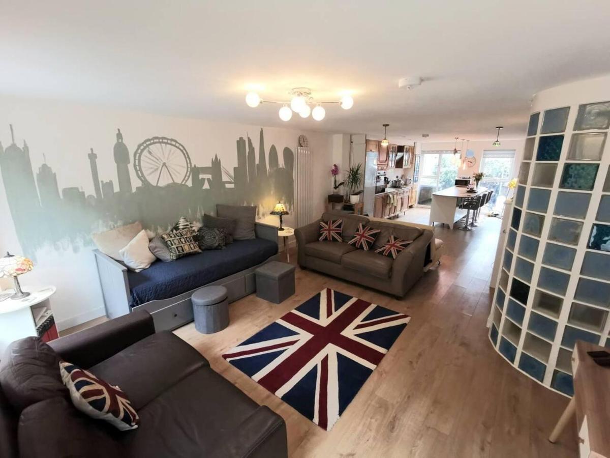 Vakantiehuis Free Parking - 4 Bed - 3 Bath - Sofa Bed - Digital Lock Entry *