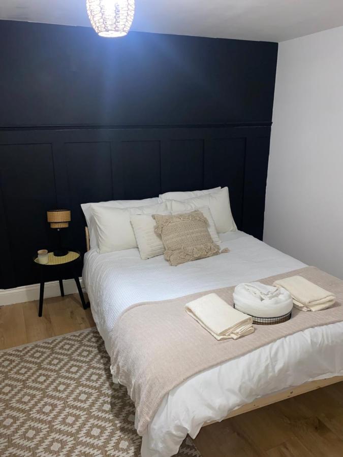Large 1 Bed Serviced Apartment In The Town Centre Apartment *