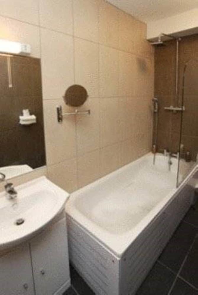 Maitrise Ealing - * London