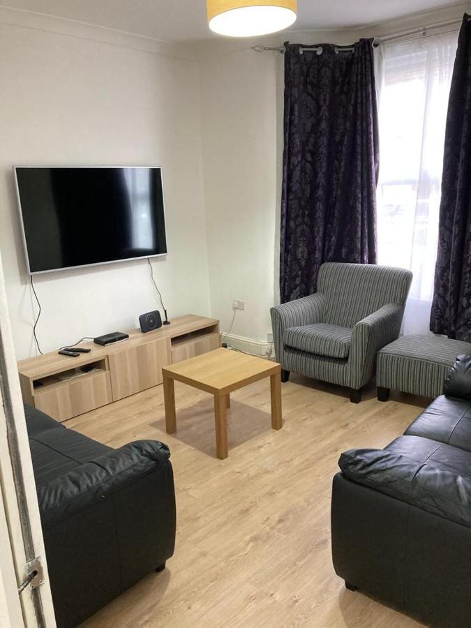 Appartement Snug 5-bedroom Residential In Great Londen