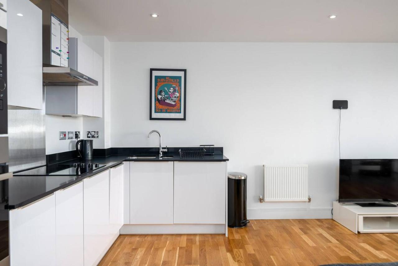 Stunning Riverside View Apartment, Near Canary Wharf & O2 Apartment London