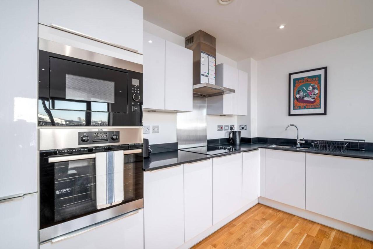 Apartment Stunning Riverside View Apartment, Near Canary Wharf & O2 London