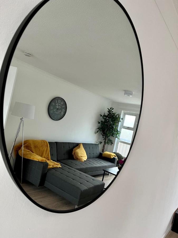 New Cosey 2 Bedroom With Free Parking *