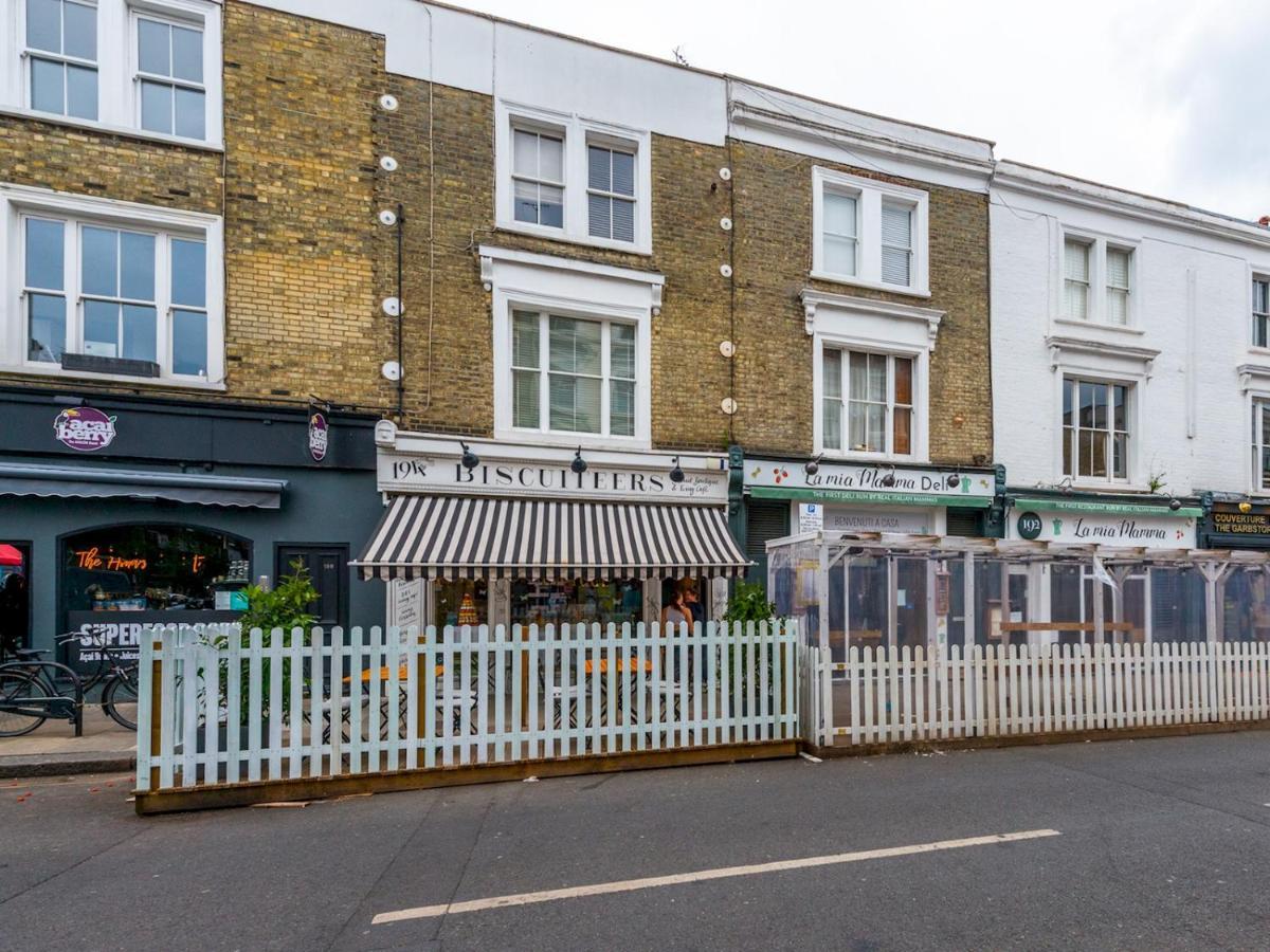 Appartement Pass The Keys Hidden Gem Overlooking Movie Set Londen