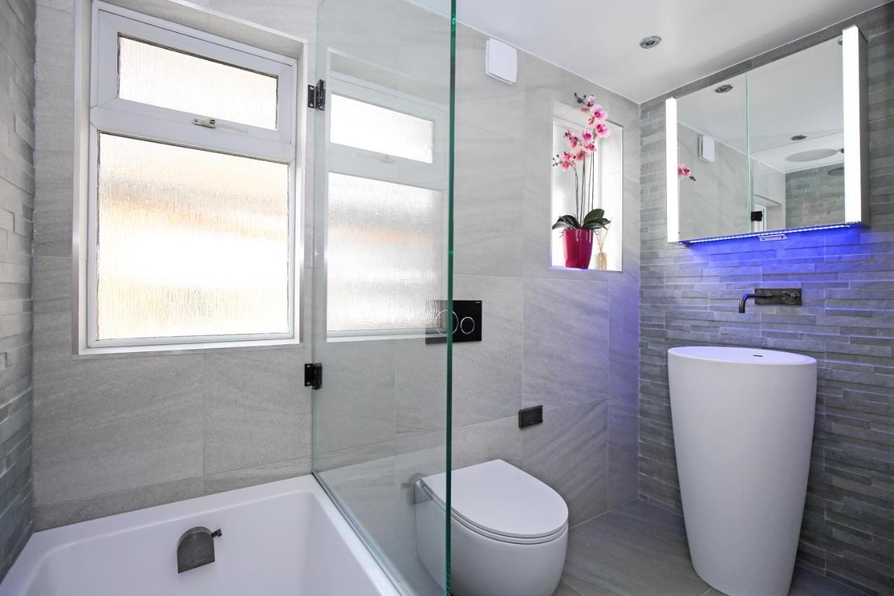 Modern Bedroom In !! Privat overnatting *