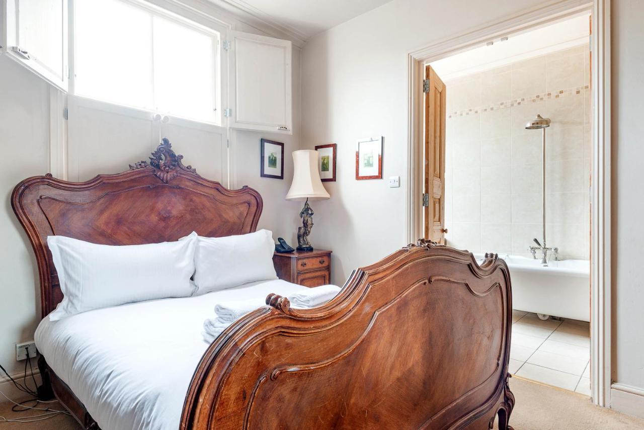 Traditional Townhouse Close To Battersea Park By Underthedoormat London