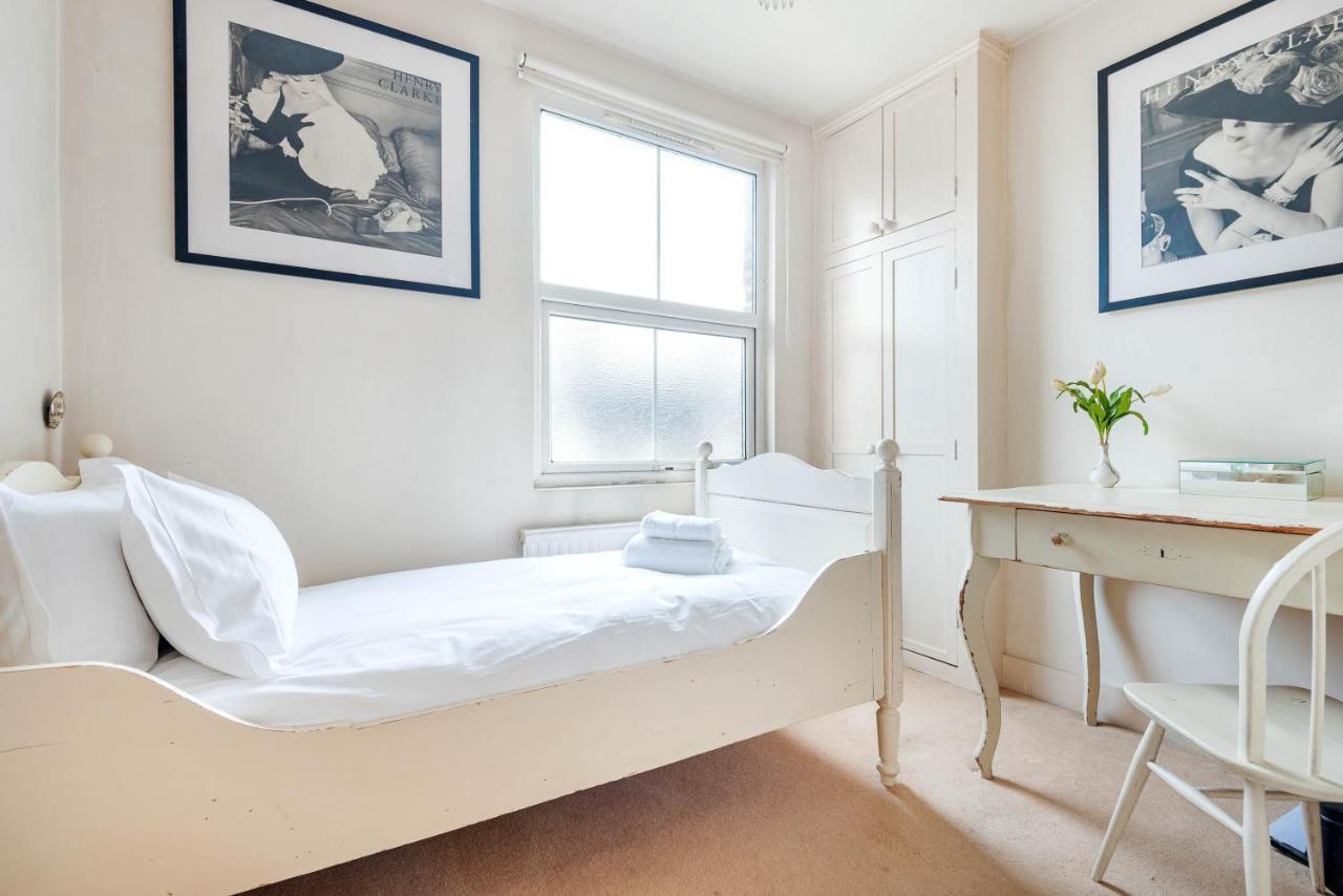 Traditional Townhouse Close To Battersea Park By Underthedoormat London