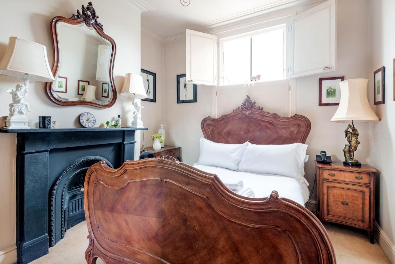 Traditional Townhouse Close To Battersea Park By Underthedoormat London