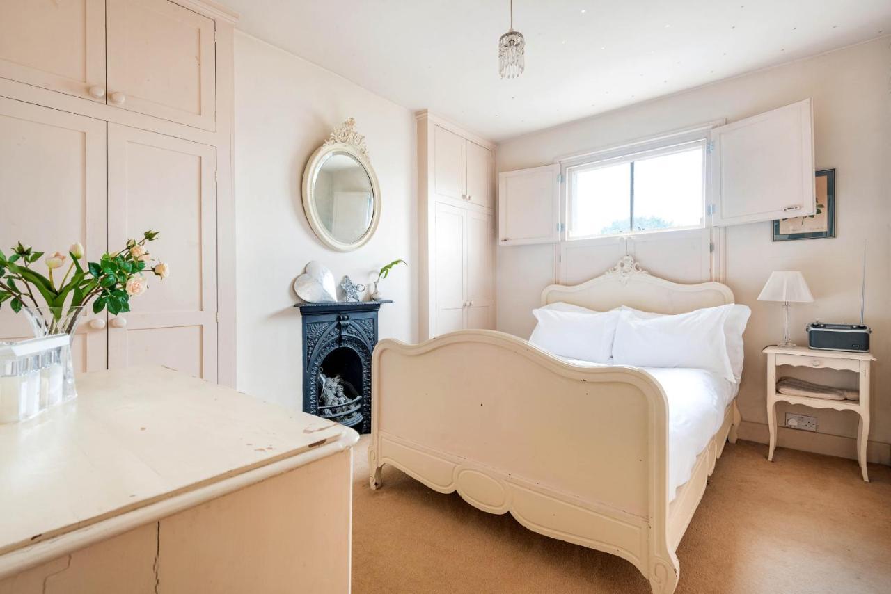 Traditional Townhouse Close To Battersea Park By Underthedoormat Apartment London