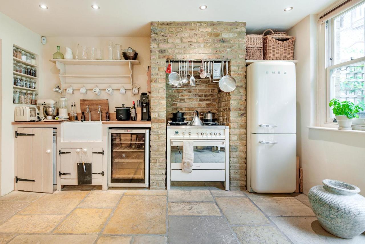 Apartment Traditional Townhouse Close To Battersea Park By Underthedoormat