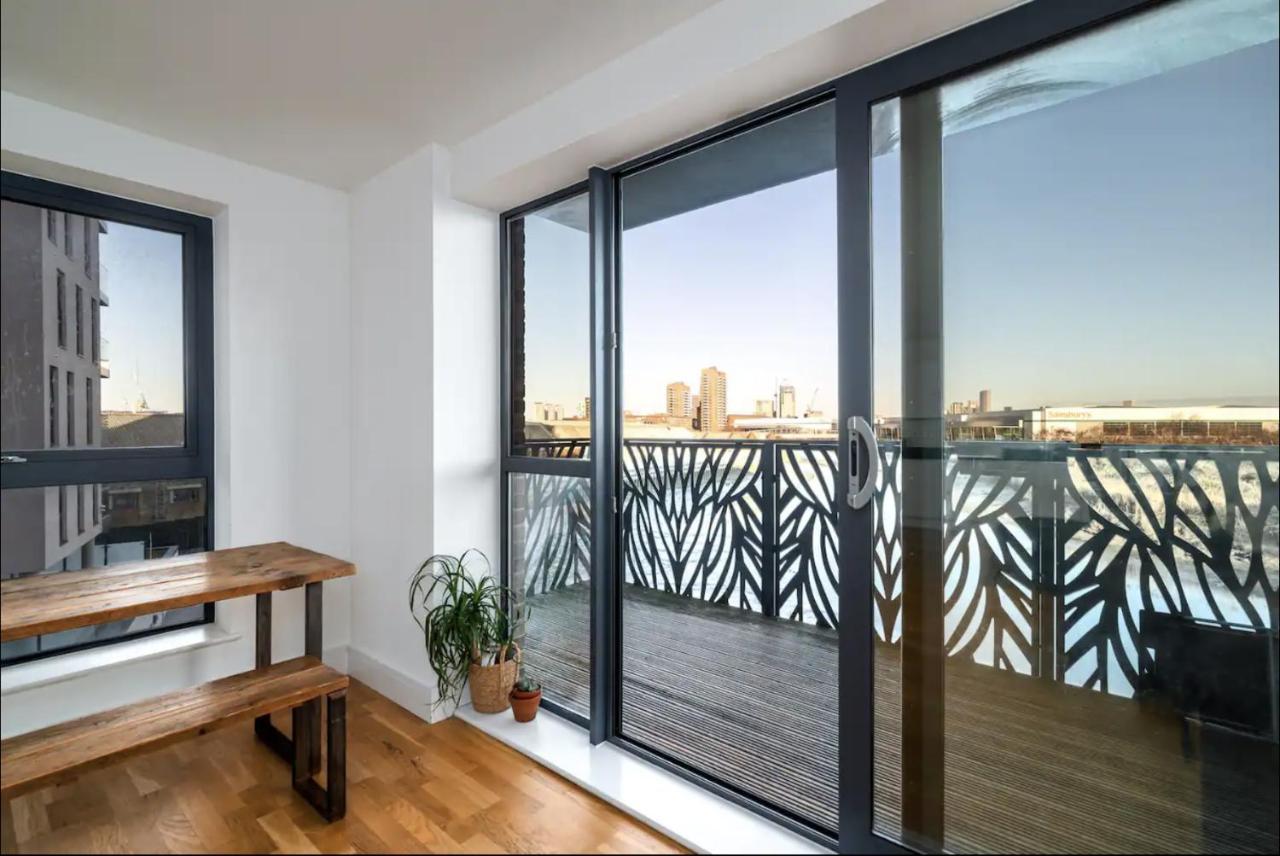 Apartment Stunning Riverside View Apartment, Near Canary Wharf & O2