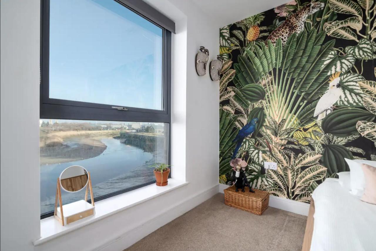Stunning Riverside View Apartment, Near Canary Wharf & O2 *