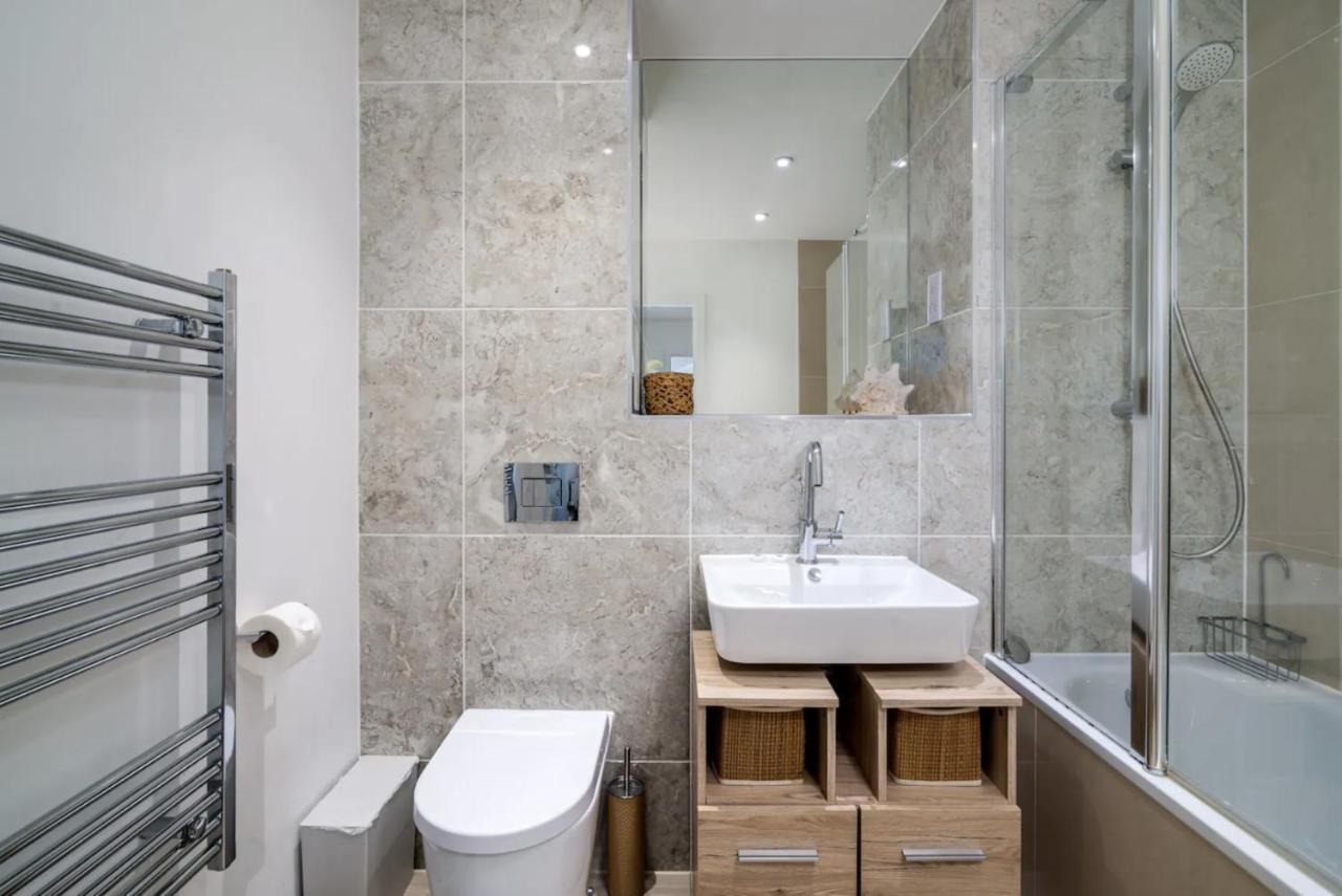 Stunning Riverside View Apartment, Near Canary Wharf & O2 London