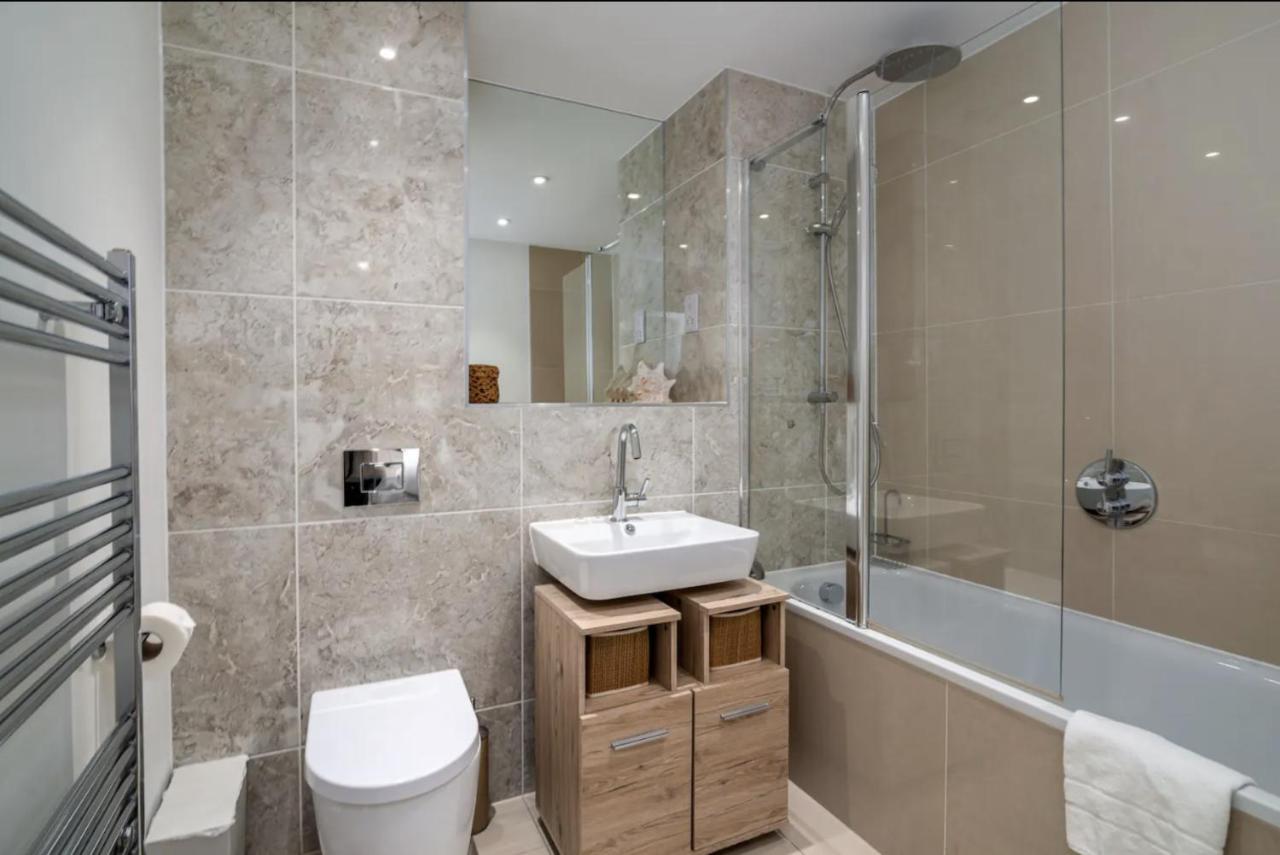 Stunning Riverside View Apartment, Near Canary Wharf & O2 *