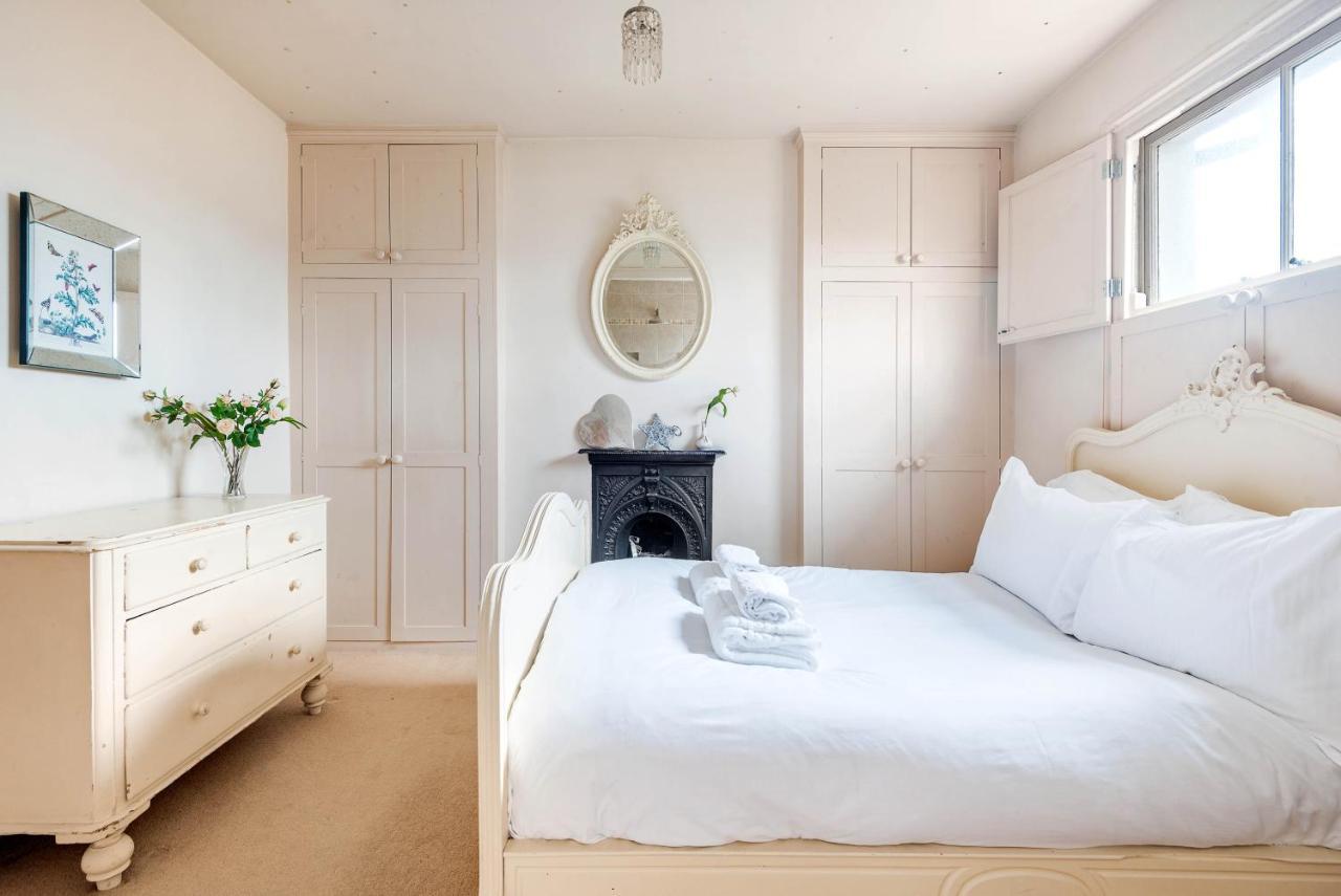 Traditional Townhouse Close To Battersea Park By Underthedoormat Apartment London