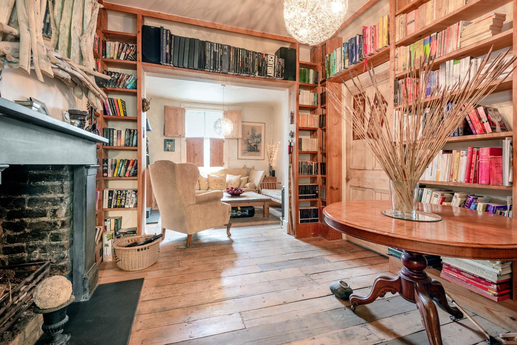 Traditional Townhouse Close To Battersea Park By Underthedoormat London
