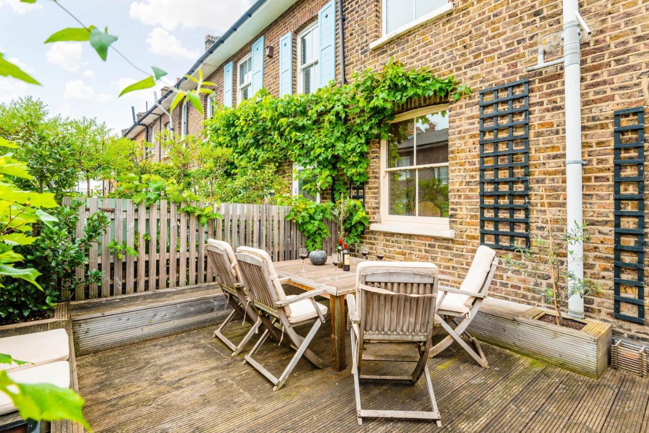Traditional Townhouse Close To Battersea Park By Underthedoormat Apartment London