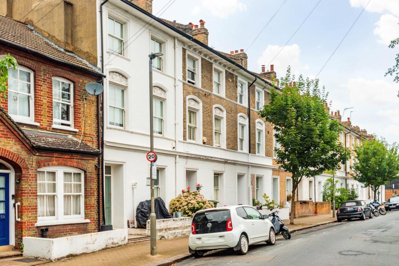 Traditional Townhouse Close To Battersea Park By Underthedoormat Apartment London