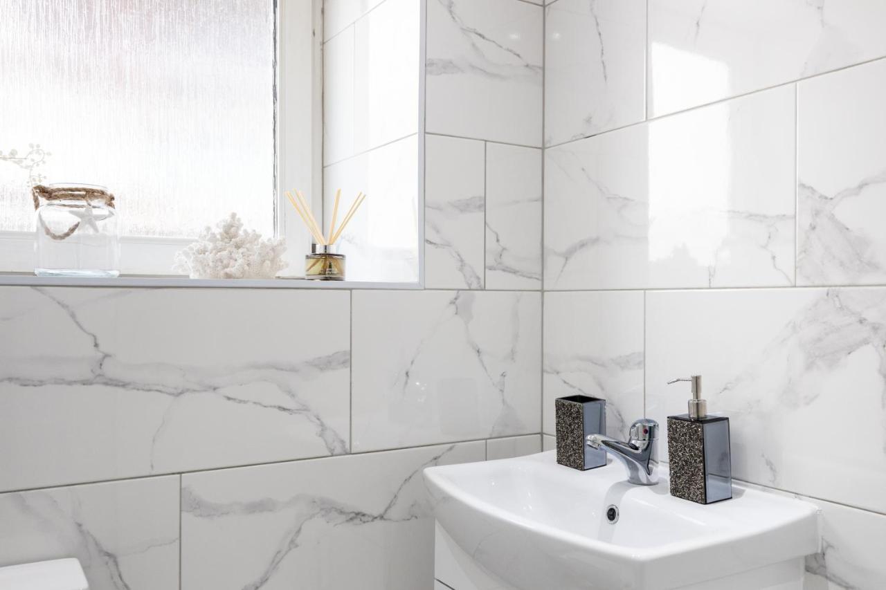 Spacious 4 Bedroom House Next To Kensington Palace Appartement Londen