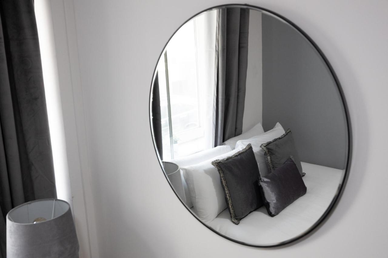 Spacious 4 Bedroom House Next To Kensington Palace Apartment