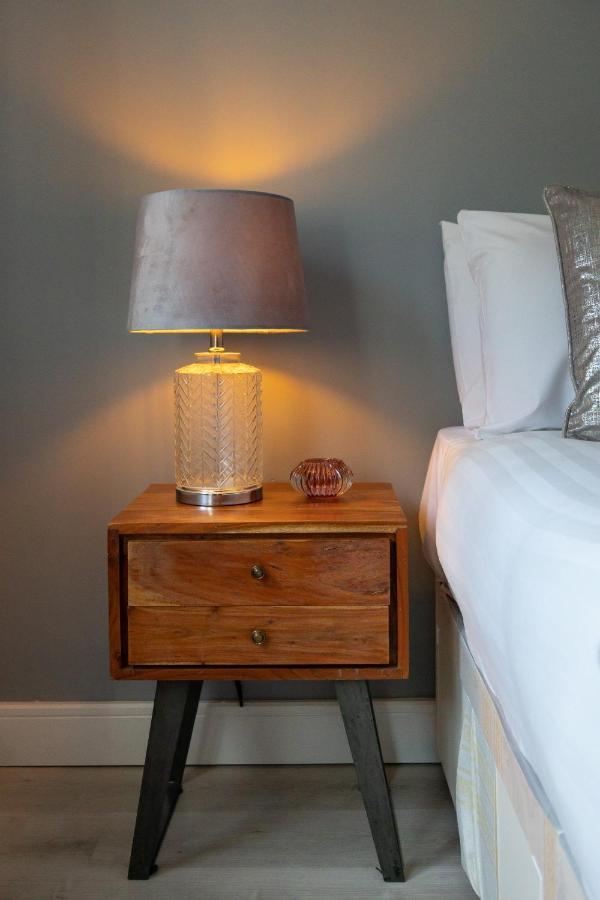 Spacious 4 Bedroom House Next To Kensington Palace Apartment