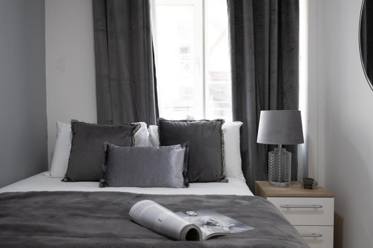 Spacious 4 Bedroom House Next To Kensington Palace Apartment *