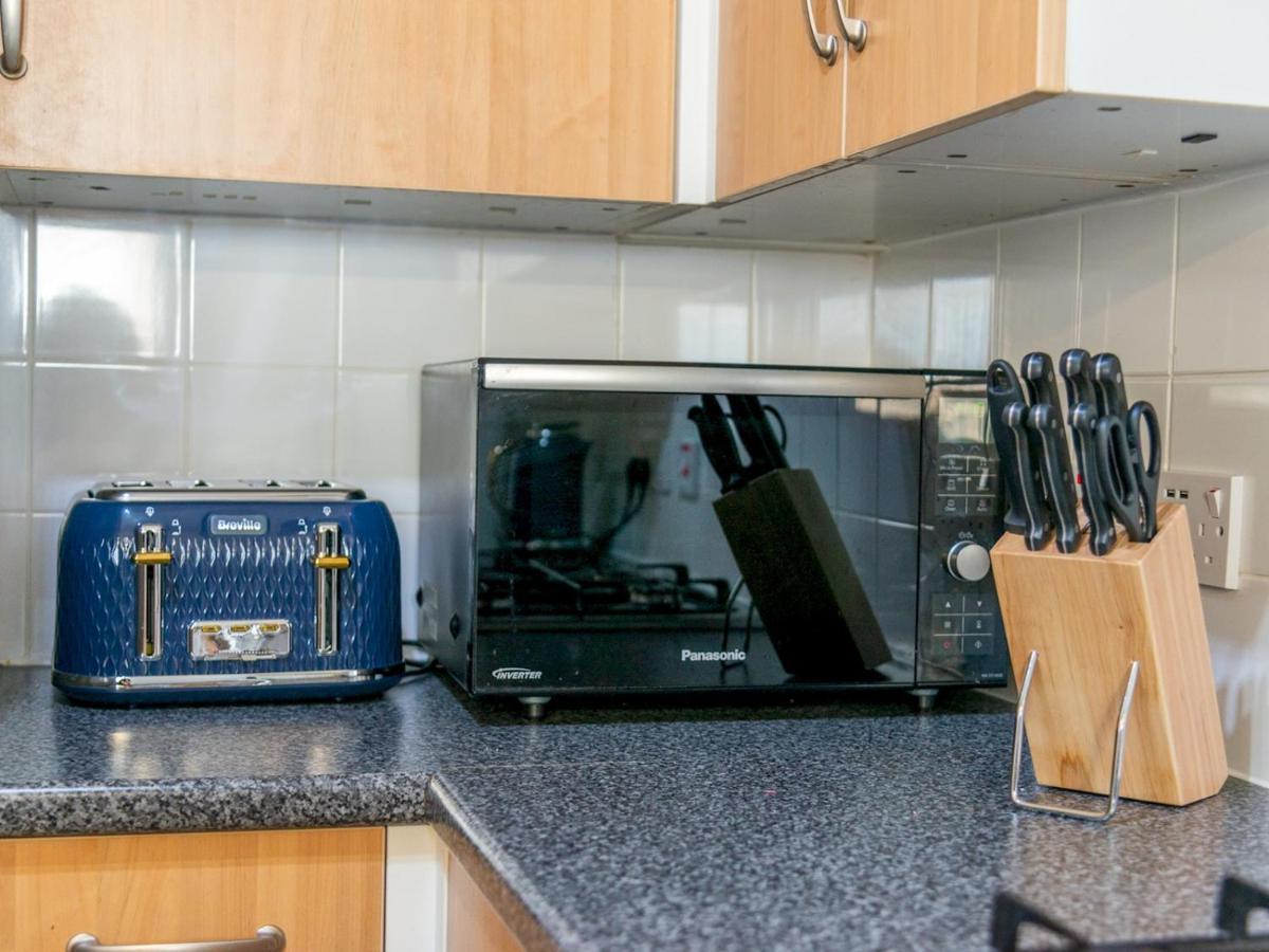 Pass The Keys Cozy With Private Balcony In Whitechapel Apartment London
