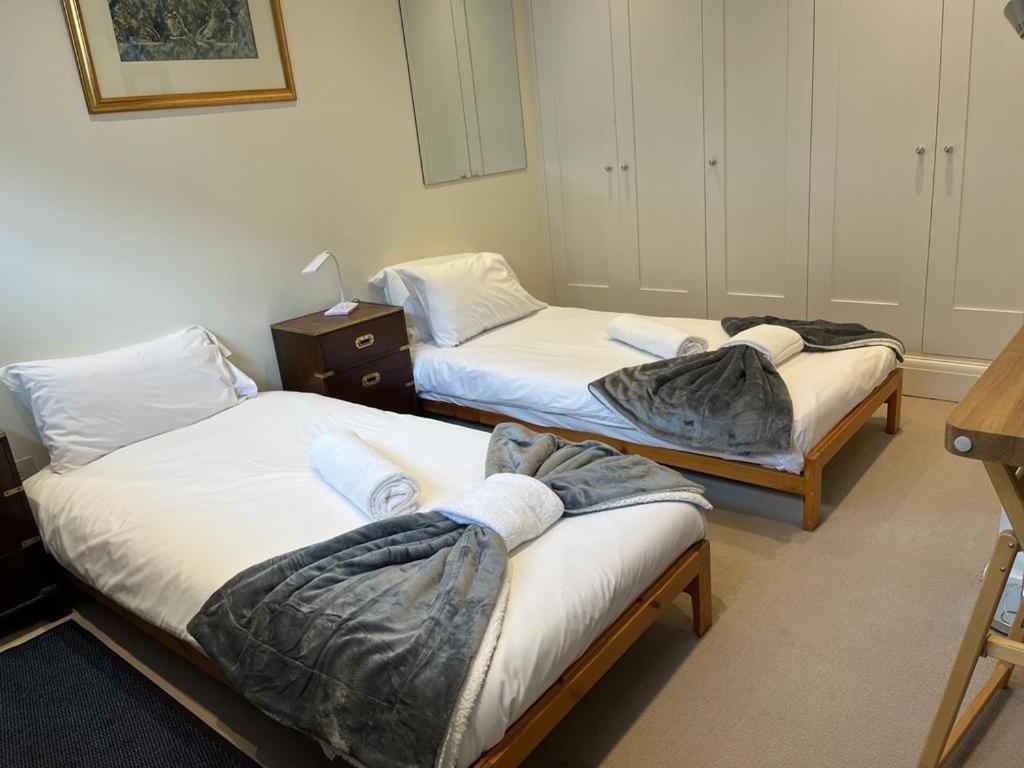 Serene Townhouse With Parking Ferienhaus London