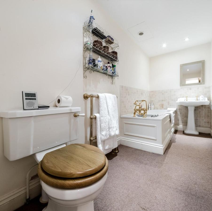 Bright 2 Bedroom 2 Bath Garden Flat In Victoria London