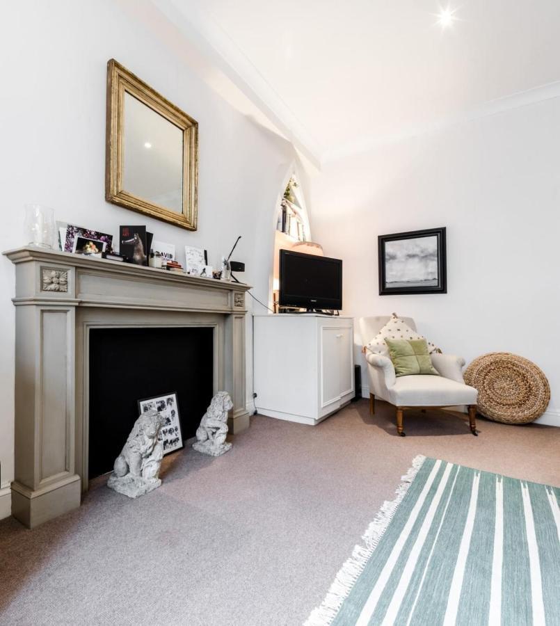 Bright 2 Bedroom 2 Bath Garden Flat In Victoria London