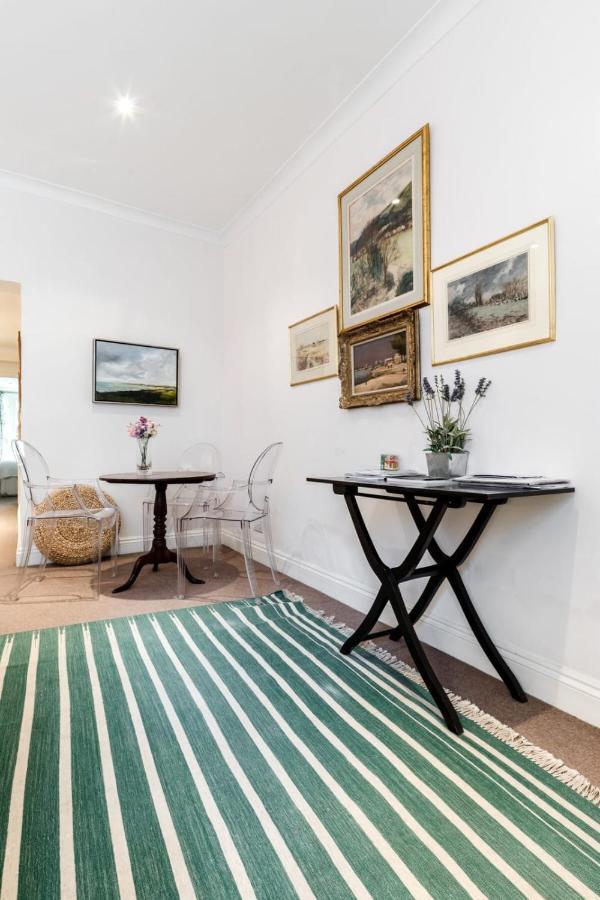 Bright 2 Bedroom 2 Bath Garden Flat In Victoria London