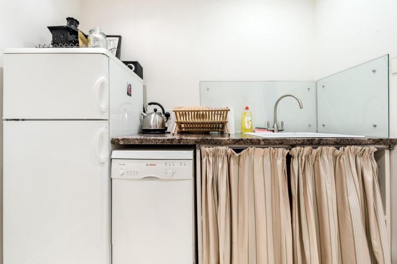 Bright 2 Bedroom 2 Bath Garden Flat In Victoria