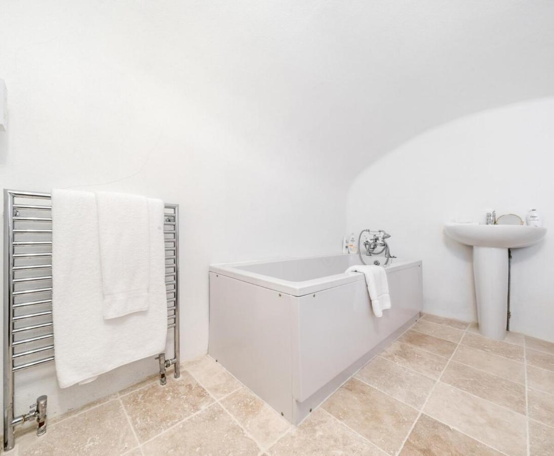 Apartment Bright 2 Bedroom 2 Bath Garden Flat In Victoria