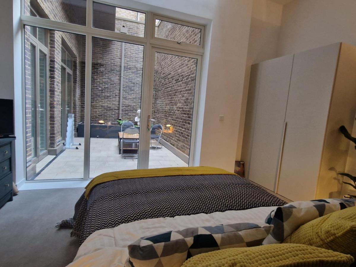 Double Bedroom In Modern Apartment *