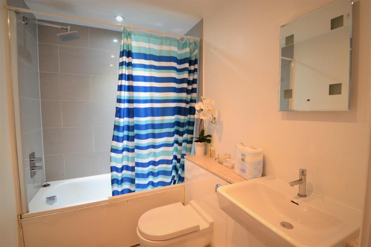 One Bedroom In Bayswater Apartment *