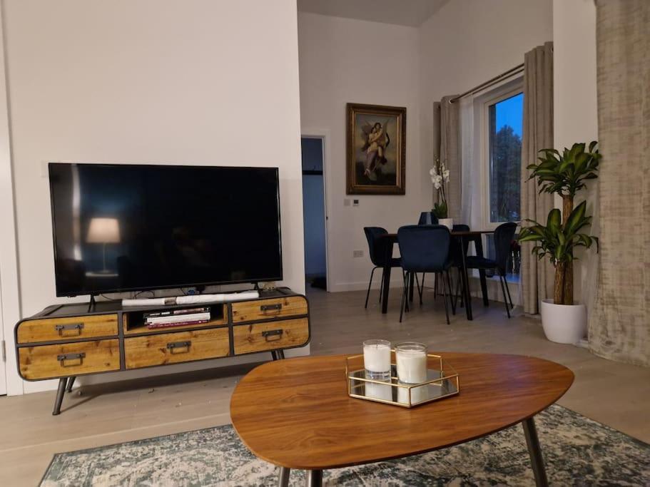 Double Bedroom In Modern Apartment London