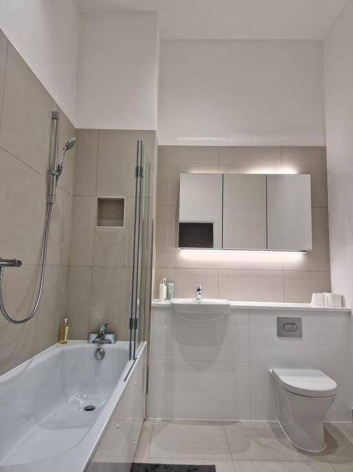 Double Bedroom In Modern * London