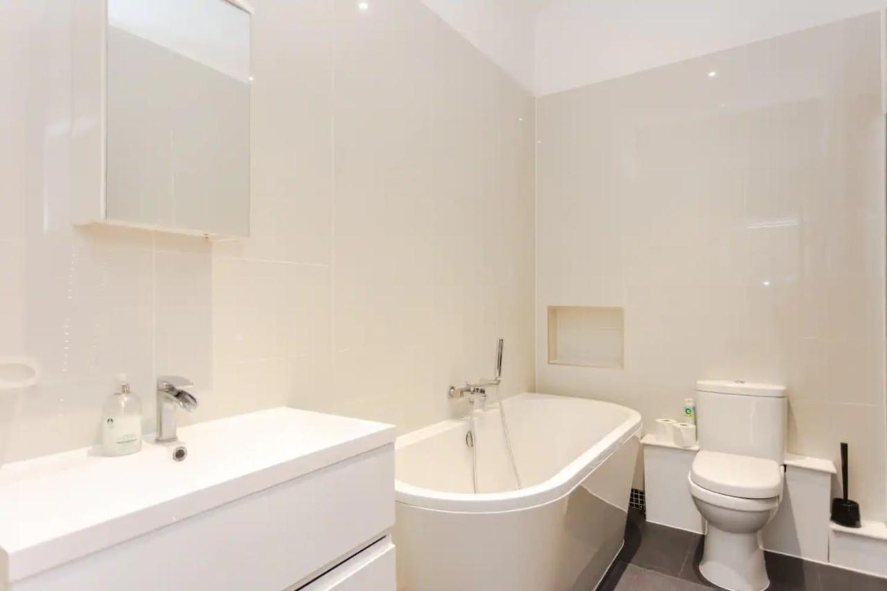 Stylish 2 Bedroom In Greenwich Apartment *
