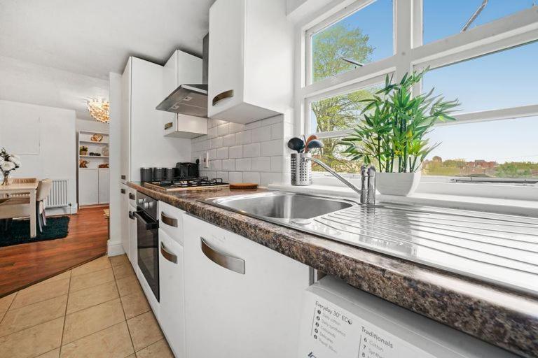 Canning Town Modern 2 Bedroom Excel Centre, Canary Wharf, Airport Appartement Londen