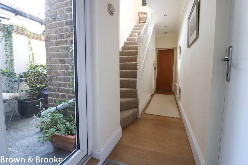 Stylish & Spacious 3 Bed Victorian House Sleeps Up To 7 - Near O2, Museums, Excel, Mazehill Station 12 Mins Direct Into Bridge Londen