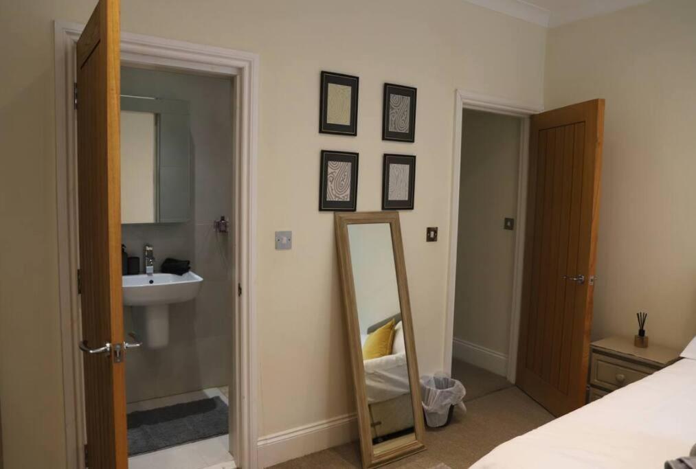 Stylish & Spacious 3 Bed Victorian House Sleeps Up To 7 - Near O2, Museums, Excel, Mazehill Station 12 Mins Direct Into Bridge Vakantiehuis