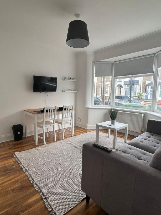Guest house 93 West Road London