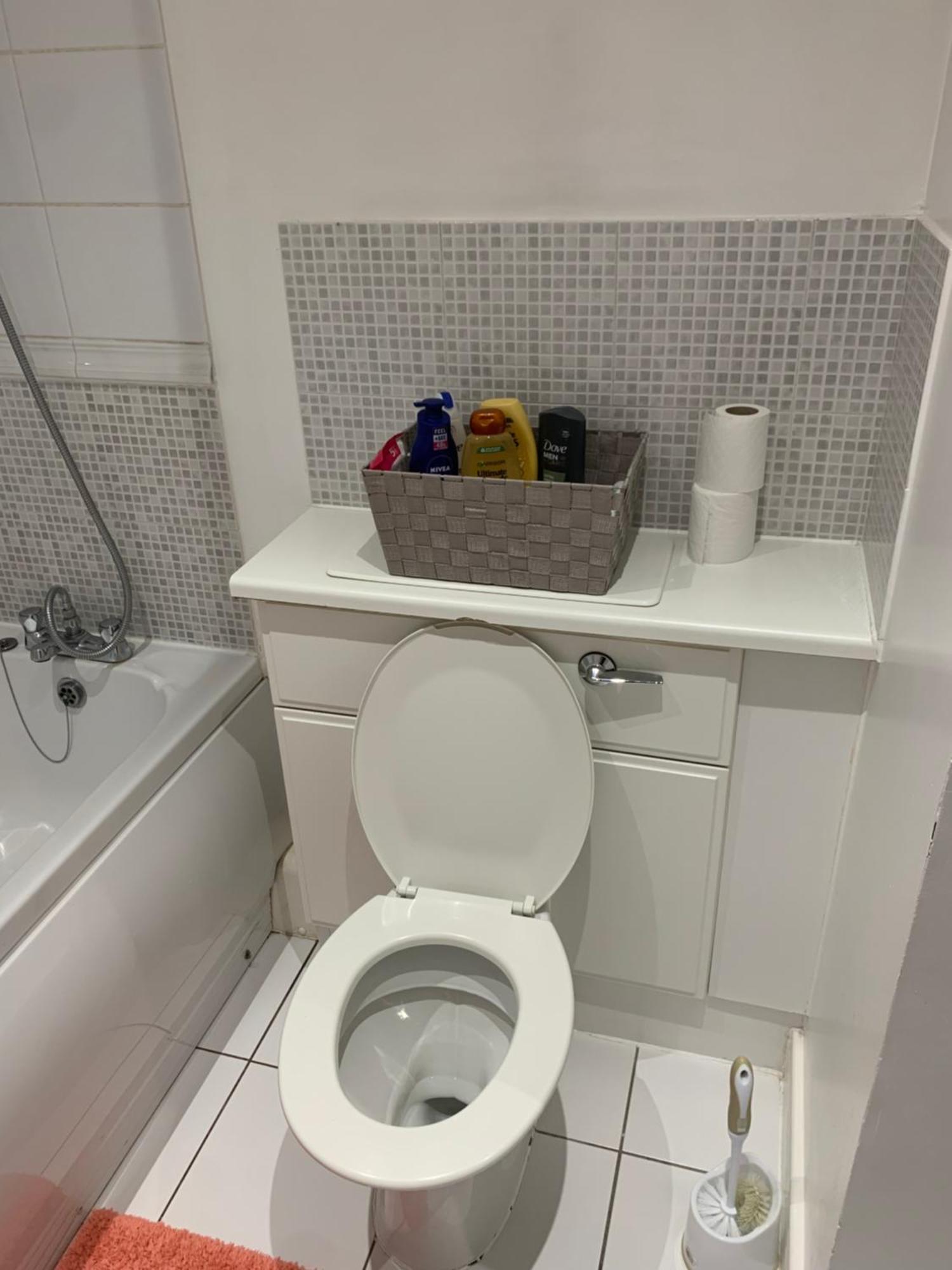 Privatunterkunft In Stratford With Private Bathroom And Parking London