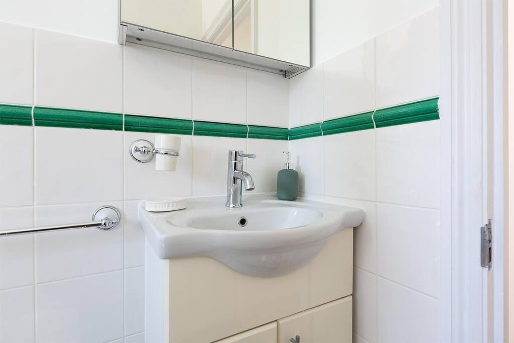 Apartment Spacious 3 Bedroom Flat With Terrace London