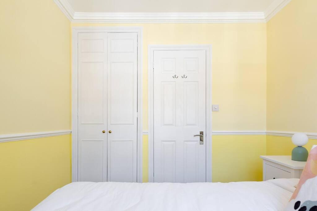 Spacious 3 Bedroom Flat With Terrace * London