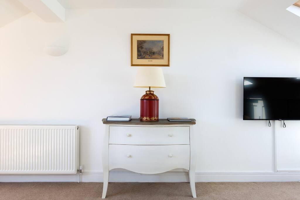 Apartment Spacious 3 Bedroom Flat With Terrace
